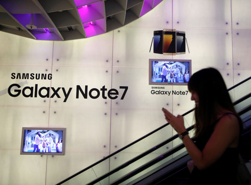 © Reuters. A woman passes a Samsung Note 7 advertisement in Singapore