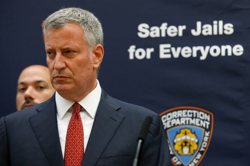 © Reuters. New York Mayor Bill de Blasio speaks during a news conference at Rikers Island jail in New York