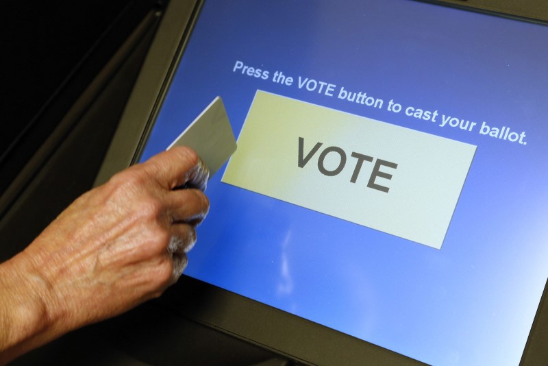 © Reuters. An elections official demonstrates a touch-screen voting machine at the Fairfax County Governmental Center in Fairfax Virginia