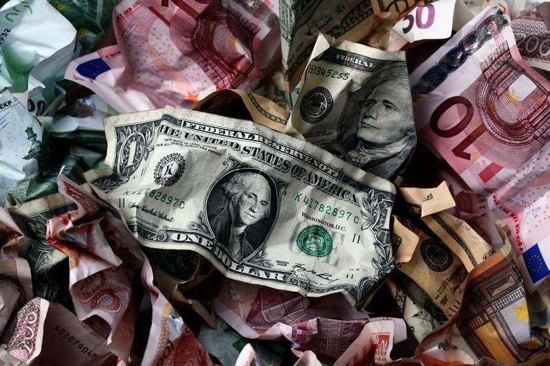 © Reuters. A picture illustration of crumpled kuna, Dollar and euro banknotes