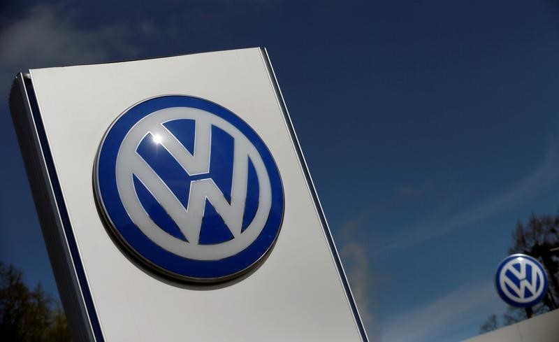© Reuters. A Volkswagen logo is pictured at Volkswagen's headquarters in Wolfsburg