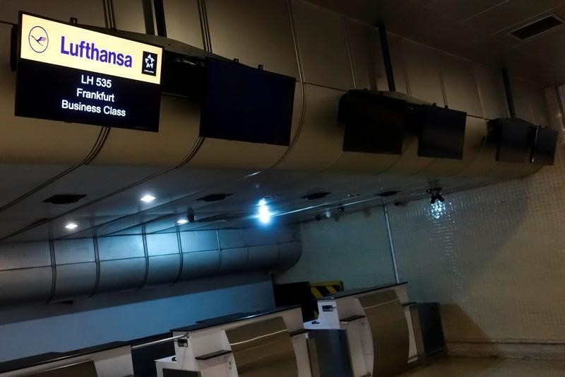 © Reuters. The logo of Lufthansa airlines is seen at closed counter of company, at the Simon Bolivar airport in Caracas