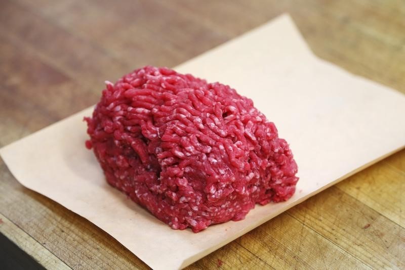 © Reuters. Ground Alberta beef is seen before packaging at Bon Ton Meat Market in Calgary