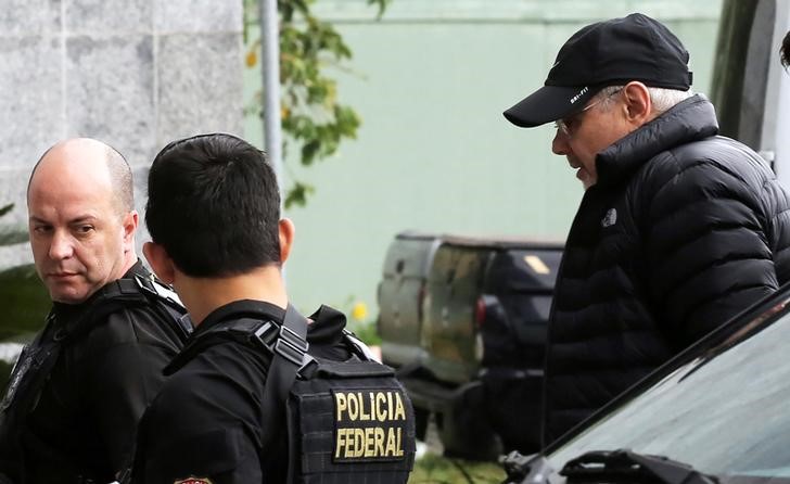 © Reuters. Mantega é escoltado por policiais em São Paulo