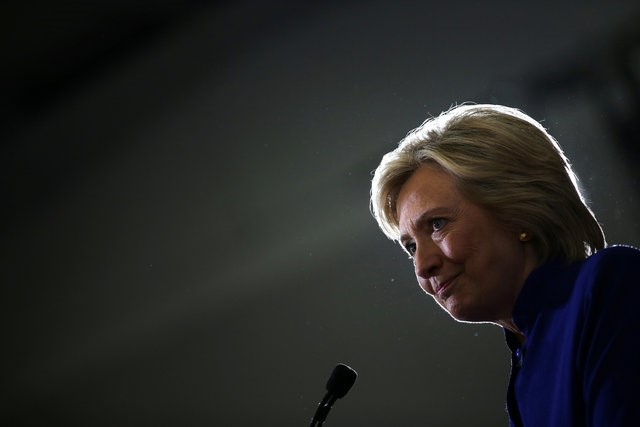 © Reuters. U.S. Democratic presidential candidate Hillary Clinton speaks during a campaign event at the Frontline Outreach and Youth Center in Orlando