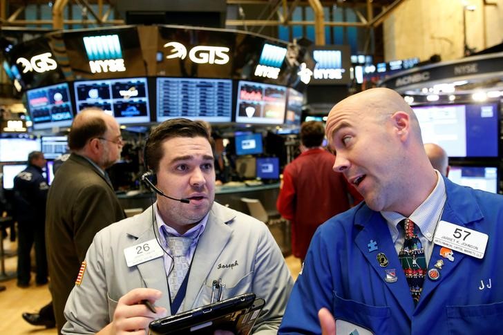 © Reuters. Traders work on the floor of the NYSE in New York City