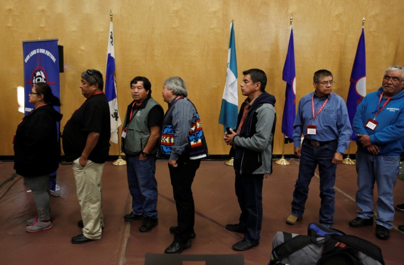 © Reuters. First Nations leaders line up to sign the Treaty Alliance Against Tar Sands Expansion in Vancouver