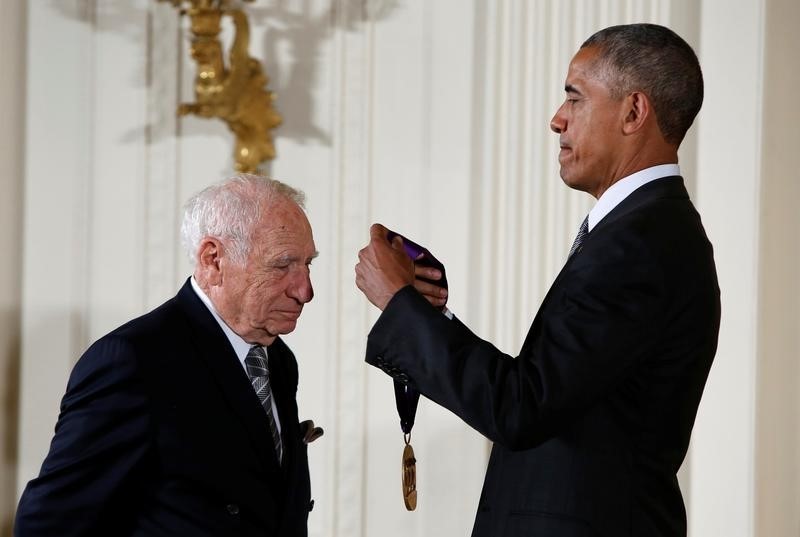 © Reuters. Obama concede medalha a Mel Brooks na Casa Branca