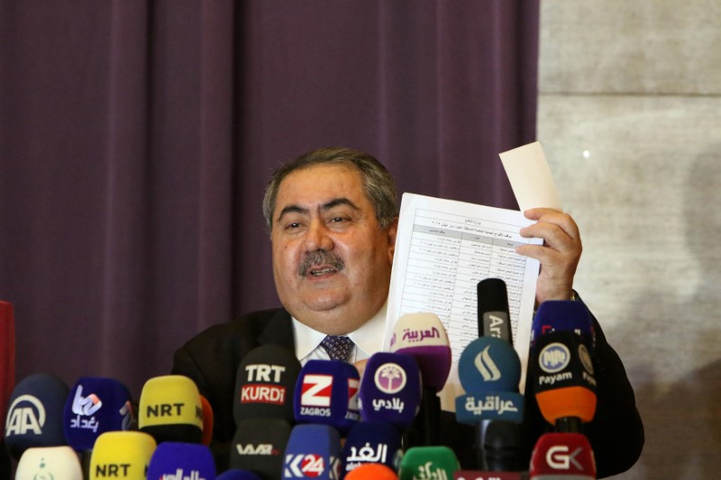 © Reuters. Sacked Finance Minister Hoshiyar Zebari speaks during a news conference in Erbil