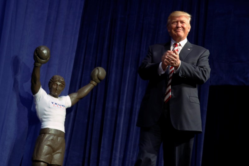 © Reuters. A statue of the movie boxer Rocky stands near the stage entrance as Trump holds a rally with supporters in Aston, Pennsylvania, U.S.