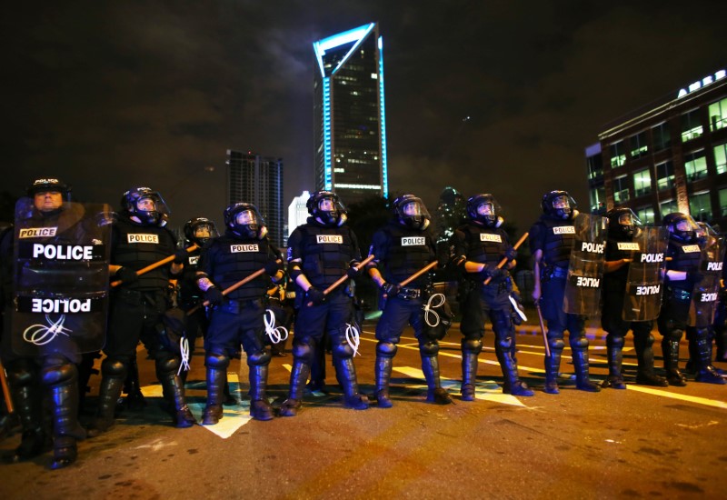 © Reuters. Las protestas siguen en Charlotte tras la muerte de un hombre negro tiroteado