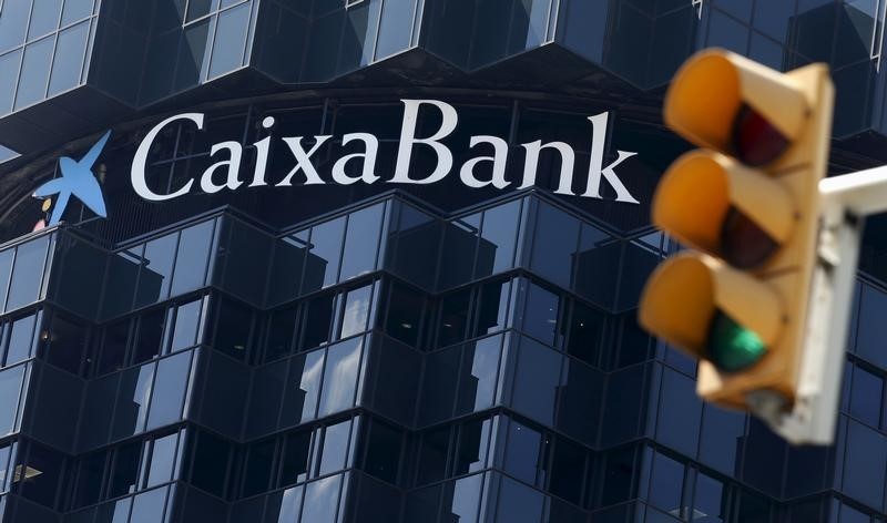 © Reuters. Mutua Madrileña alcanza 2,13% en Caixabank tras acudir a colocación