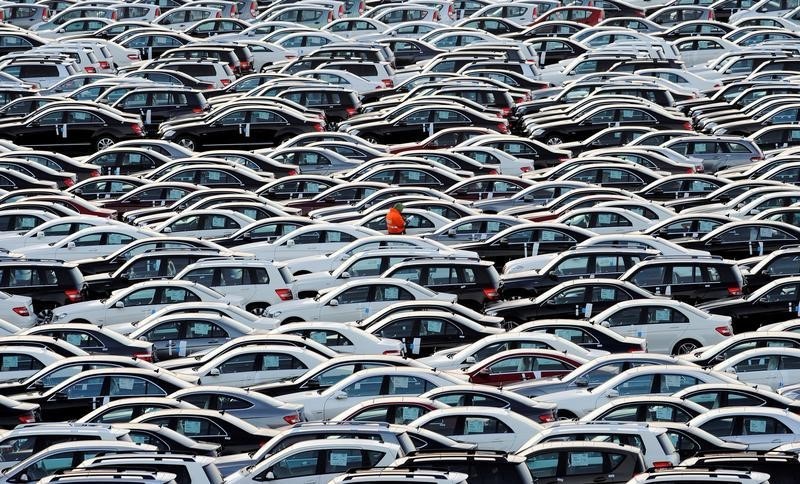 © Reuters. Automobili Mercedes al terminal portuale di Bremerhaven, in Germania