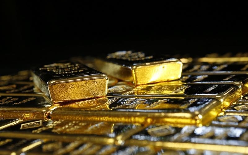 © Reuters. الذهب يتراجع مع تماسك الدولار ويتجه لأكبر مكسب أسبوعي في شهرين