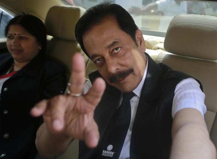© Reuters. Sahara Group Chairman Roy gestures as he arrives at the Securities and Exchange Board of India headquarters in Mumbai