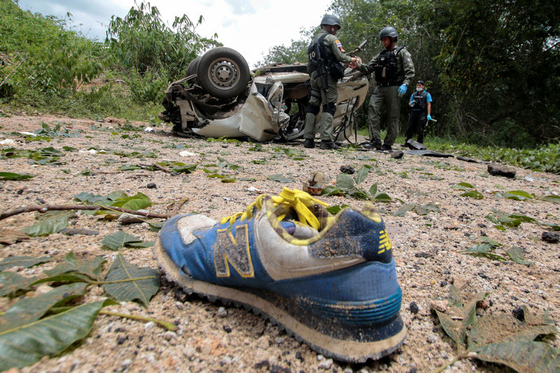 © Reuters. Military personnel inspect the site of a bomb attack at Krong Pinang District district in the troubled southern province of Yala