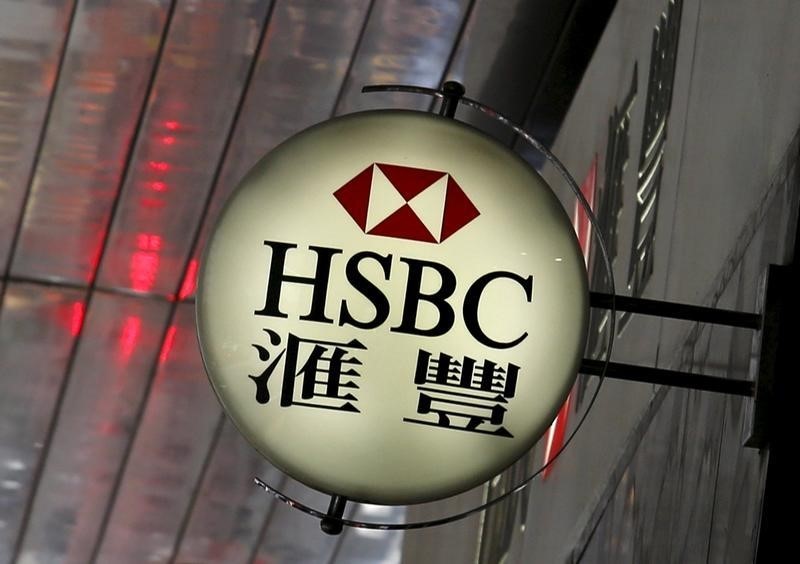 © Reuters. A logo of HSBC is displayed outside a branch in the financial district in Hong Kong