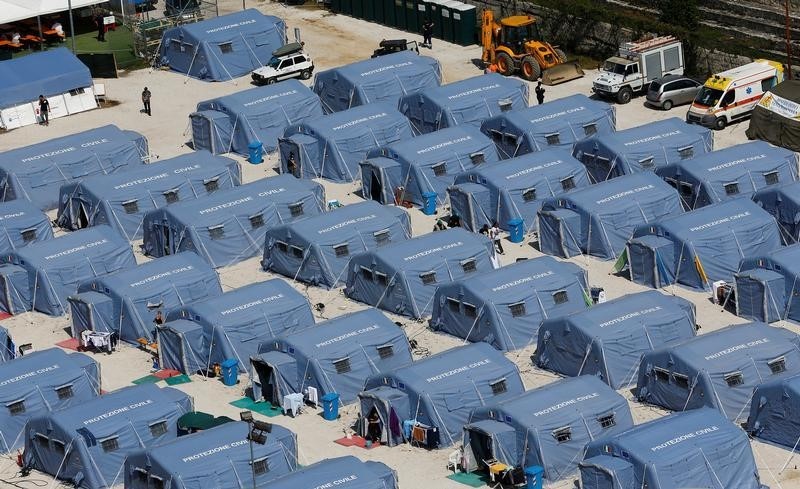 © Reuters. La tendopoli di Amatrice, dopo il terremoto del 24 agosto scorso