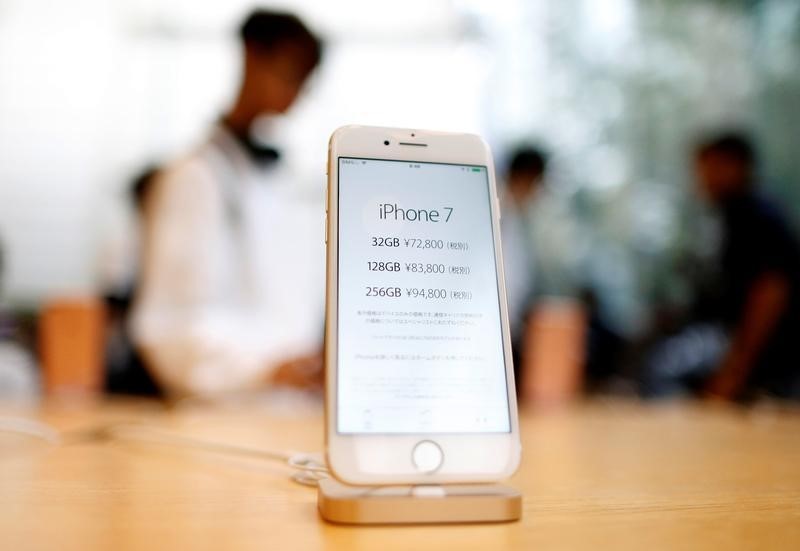 © Reuters. Apple's new iPhone 7 is displayed after the new iPhone 7 went on sale at the Apple Store at Tokyo's Omotesando shopping district