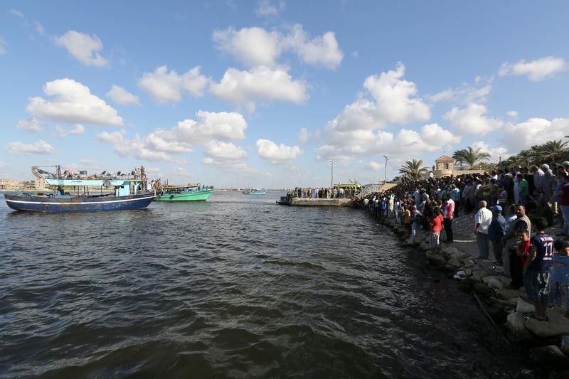 © Reuters. ارتفاع عدد قتلى غرق قارب مهاجرين غير شرعيين قبالة مصر إلى 148
