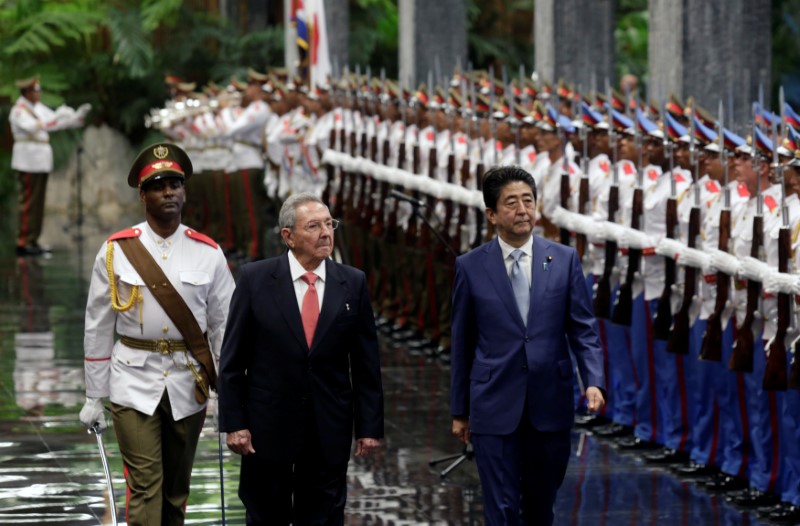 © Reuters. Cuba's President Raul Castro and Japan's Prime Minister Shinzo Abe review the honor guard during an official reception ceremony at Havana's Revolution Palace, Cuba