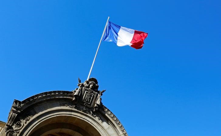 © Reuters. Bandeira nacional francesa vista em Paris