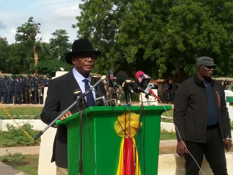 © Reuters. Malian President Ibrahim Boubacar Keita speaks at a funeral for 17 soldiers who were killed earlier this week in Segou