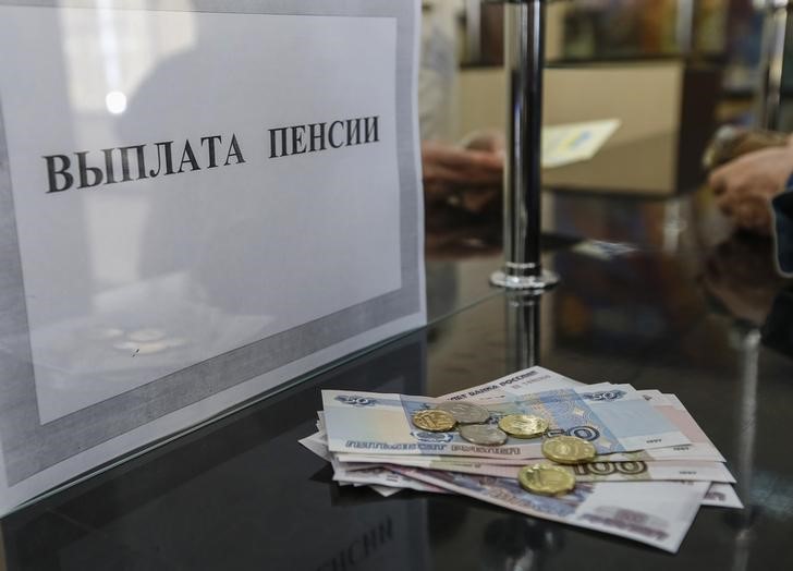 © Reuters. Выплата пенсии в Симферополе