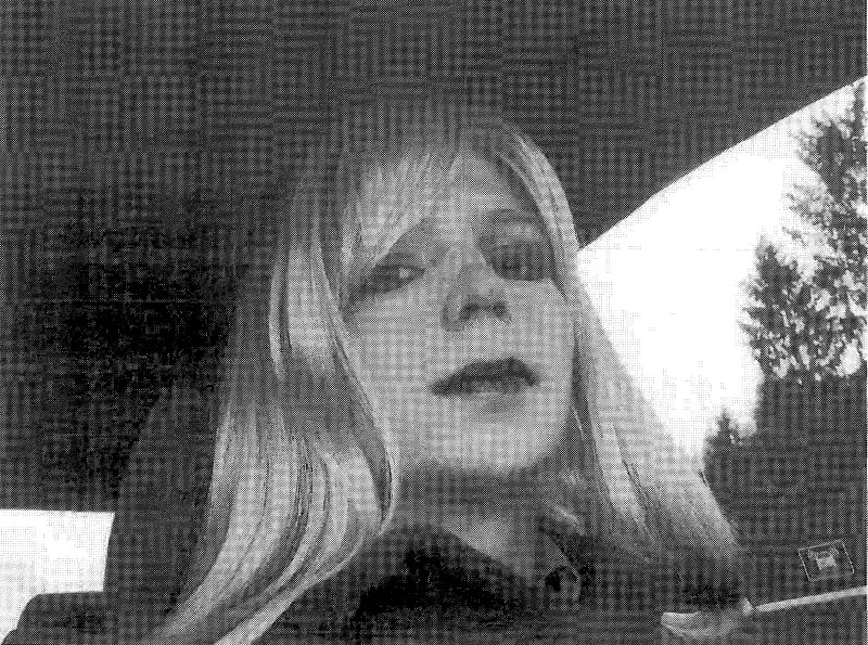 © Reuters. U.S. Army handout photo shows Private First Class Manning convicted of handing state secrets to WikiLeaks dressed as a woman