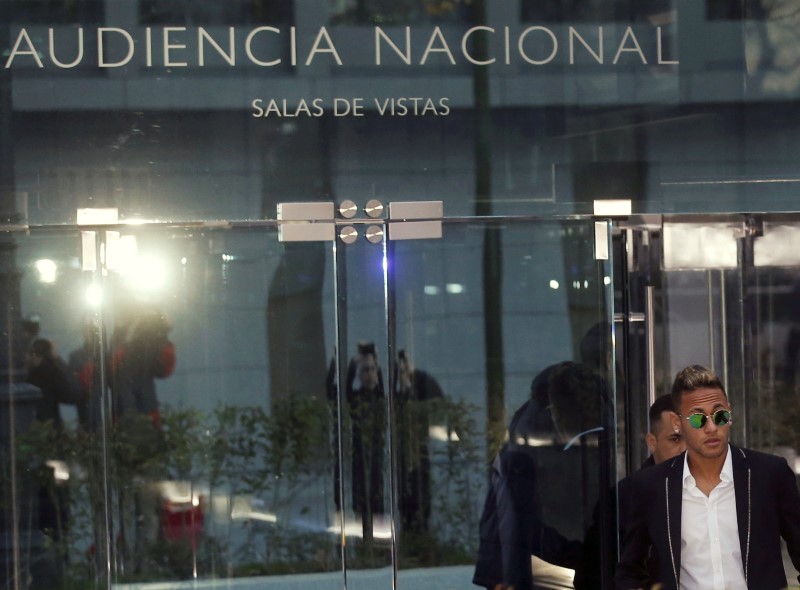 © Reuters. FIle photo of Barcelona's Neymar leaving the High Court after testifying before a judge in Madrid