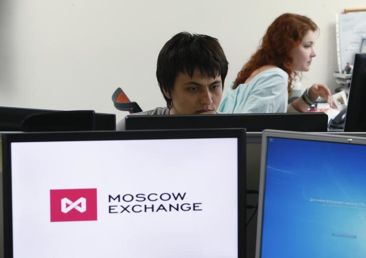 © Reuters. Трейдеры на Московской фондовой бирже