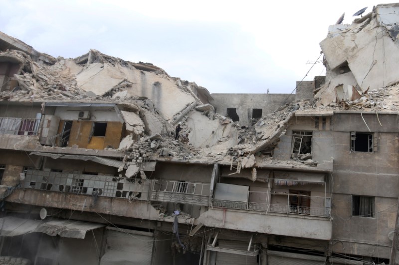 © Reuters. مدير الدفاع المدني: مقتل 70 في قصف لمناطق المعارضة في حلب