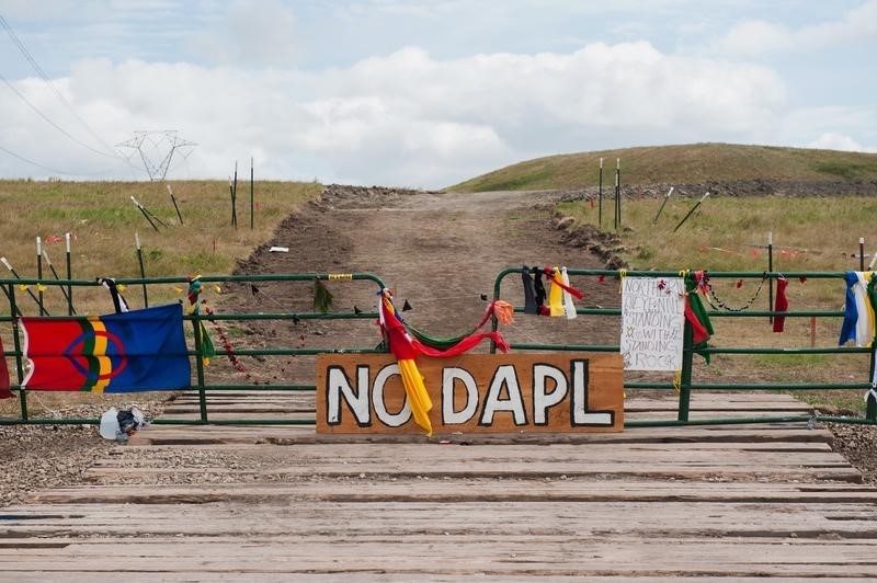 © Reuters. Signs left by protesters demonstrating against the Energy Transfer Partners Dakota Access oil pipeline sit near the Standing Rock Sioux reservation in Cannon Ball, North Dakota