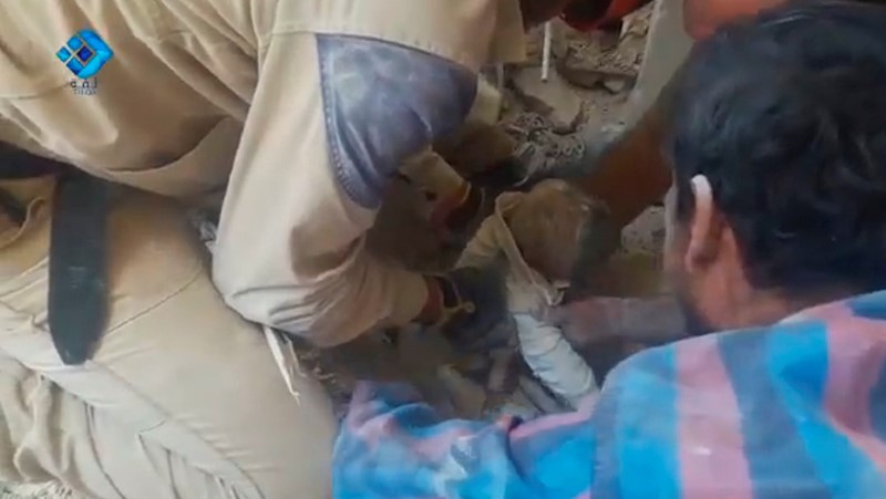 © Reuters. A still image from video posted on social media web sites September 23, 2016 shows a baby being rescued from rubble of a collapsed building in Aleppo