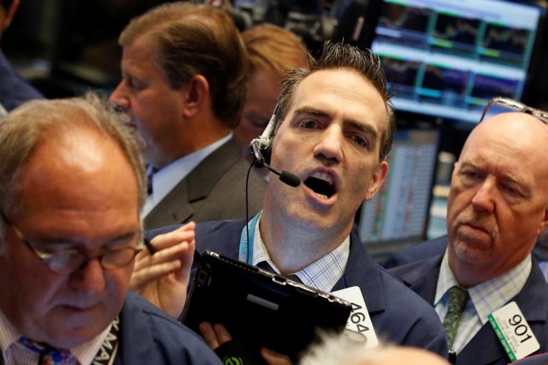 © Reuters. Traders work on the floor of the New York Stock Exchange (NYSE) in New York City