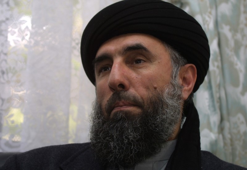 © Reuters. Former Afghan Prime Minister Gulbuddin Hekmatyar speaks to a Reuters correspondent in Tehran