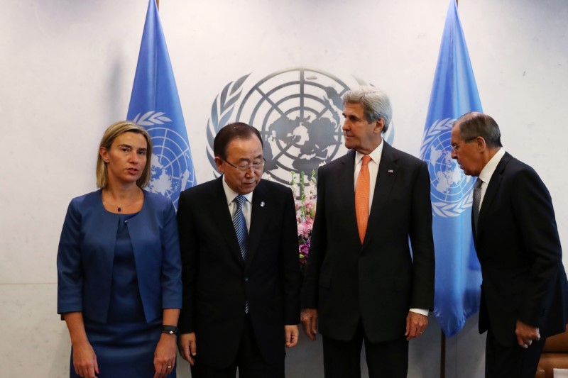 © Reuters. High Representative of the EU for Foreign Affairs and Security Policy Mogherini, UN Secretary-General Ban Ki-moon, U.S. Secretary of State Kerry and Russian Foreign Minister Lavrov gather in New York