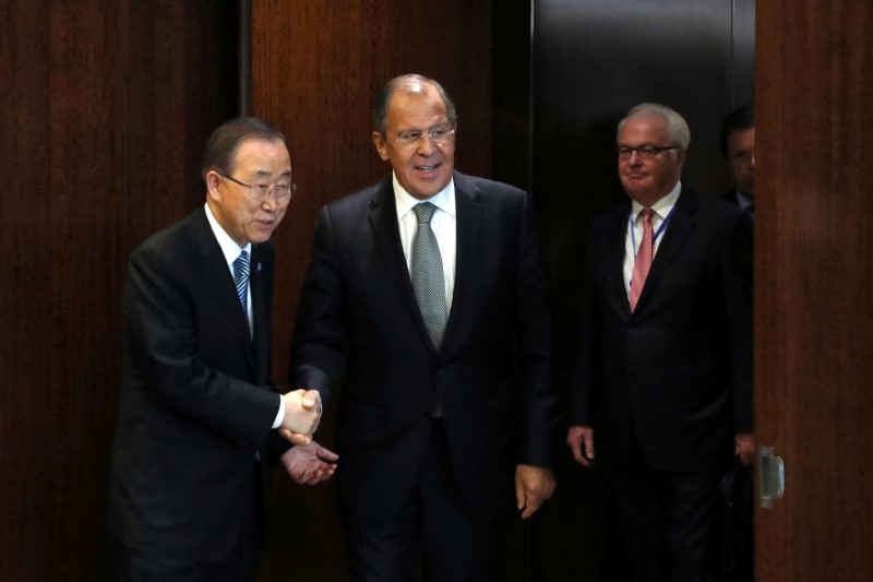 © Reuters. United Nations Secretary-General Ban Ki-moon greets Russian Foreign Minister Lavrov before the Middle East Quartet Principals Meeting the during the 71st Session of the United Nations General Assembly in New York