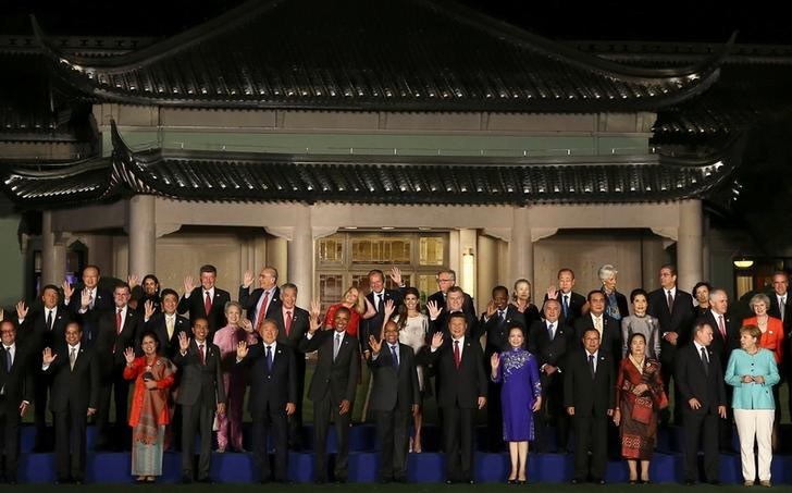 © Reuters. Leaders pose for a family picture during the G20 Summit in Hangzhou