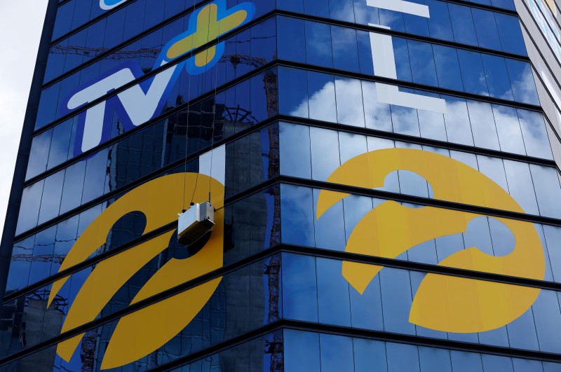 © Reuters. Workers install logos of Turkcell, country's top mobile operator, on the Tat Towers in Istanbul