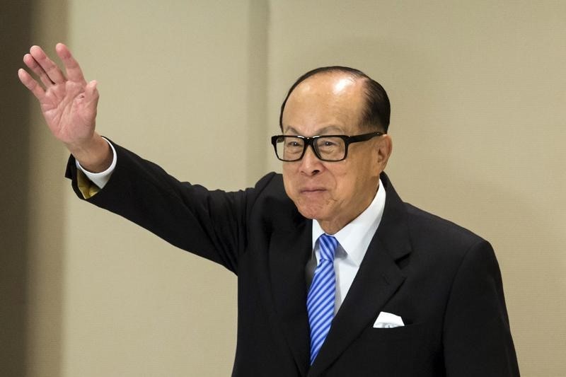 © Reuters. Hong Kong tycoon Li Ka-shing waves after a news conference in Hong Kong