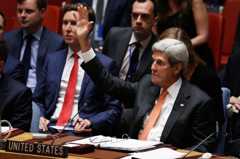 © Reuters. U.S. Secretary of State John Kerry votes in the United Nations Security Council to adopt a resolution on the Comprehensive Nuclear-Test-Ban Treaty, at United Nations Headquarters in New York