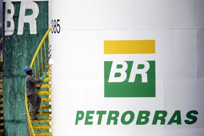 © Reuters. Trabalhador pinta um tanque da Petrobras em Brasília, Brasil