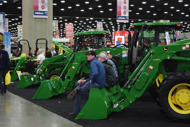 © Reuters. People look at Deere equipment as they attend National Farm Machinery show in Louisville