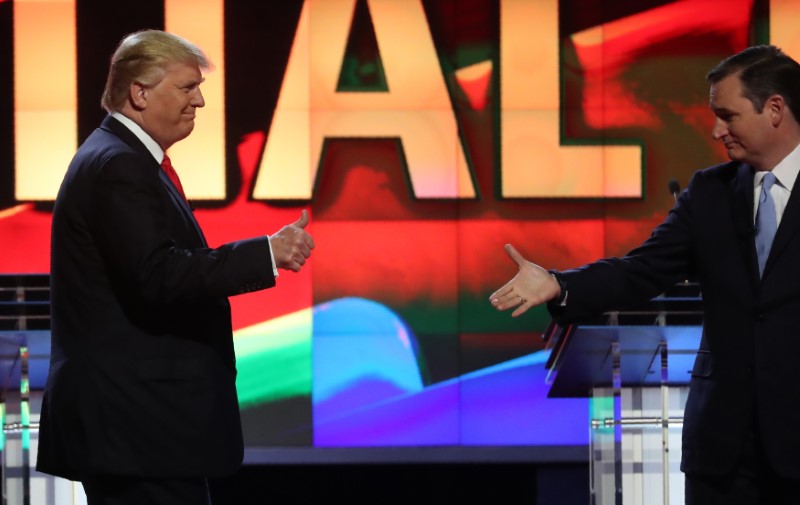 © Reuters. Republican U.S. presidential candidate Trump gives a thumbs up as rival Cruz reaches out to shake his hand before the start of the Republican U.S. presidential candidates debate sponsored by CNN at the University of Miami in Miami