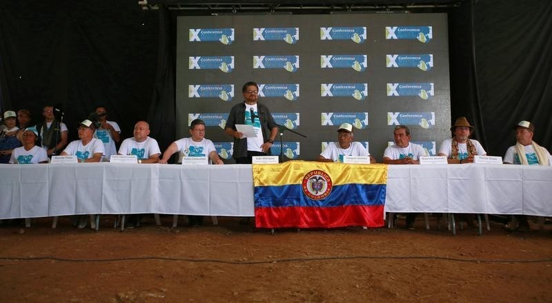 © Reuters. حركة فارك المتمردة في كولومبيا تصدق على اتفاق السلام