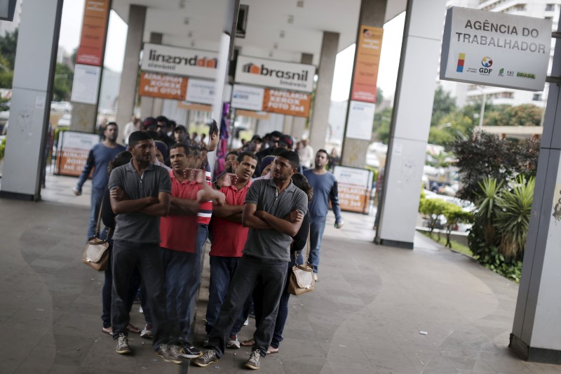 © Reuters. Pessoas fazem fila em busca de trabalho em agência de emprego em Brasília, Brasil