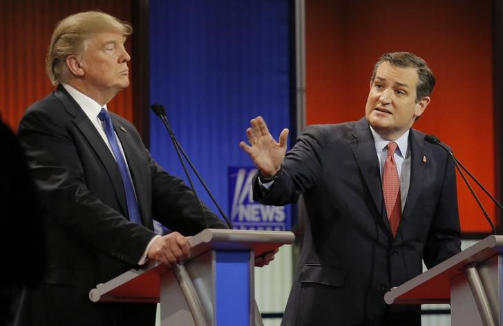 © Reuters. Trump e Ted Cruz durante debate em Detroit