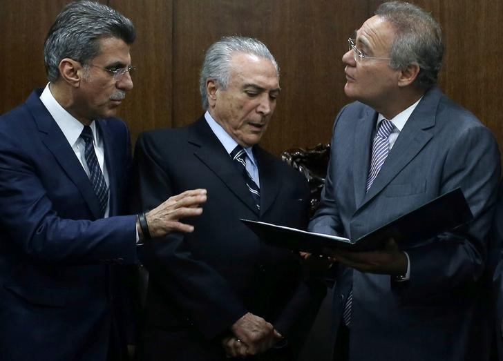 © Reuters. Presidente Michel Temer ( C) com senadores Romero Jucá (E) e Renan Calheiros (D)