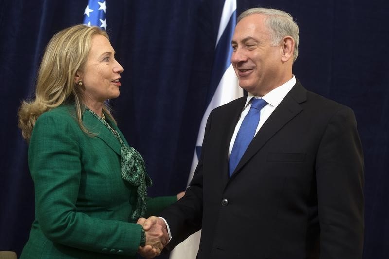 © Reuters. موظف بحملة كلينتون يقول إنها ستلتقي مع نتنياهو